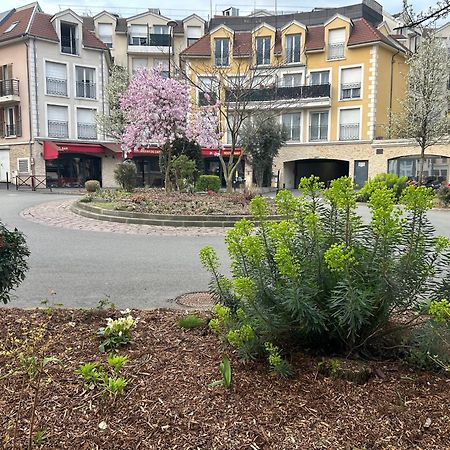 Studio Spacieux 4 Personnes Avec Terrasse Privee & Bureau - Gare A 4Min, Paris En 30Min Villiers sur Marne Bagian luar foto