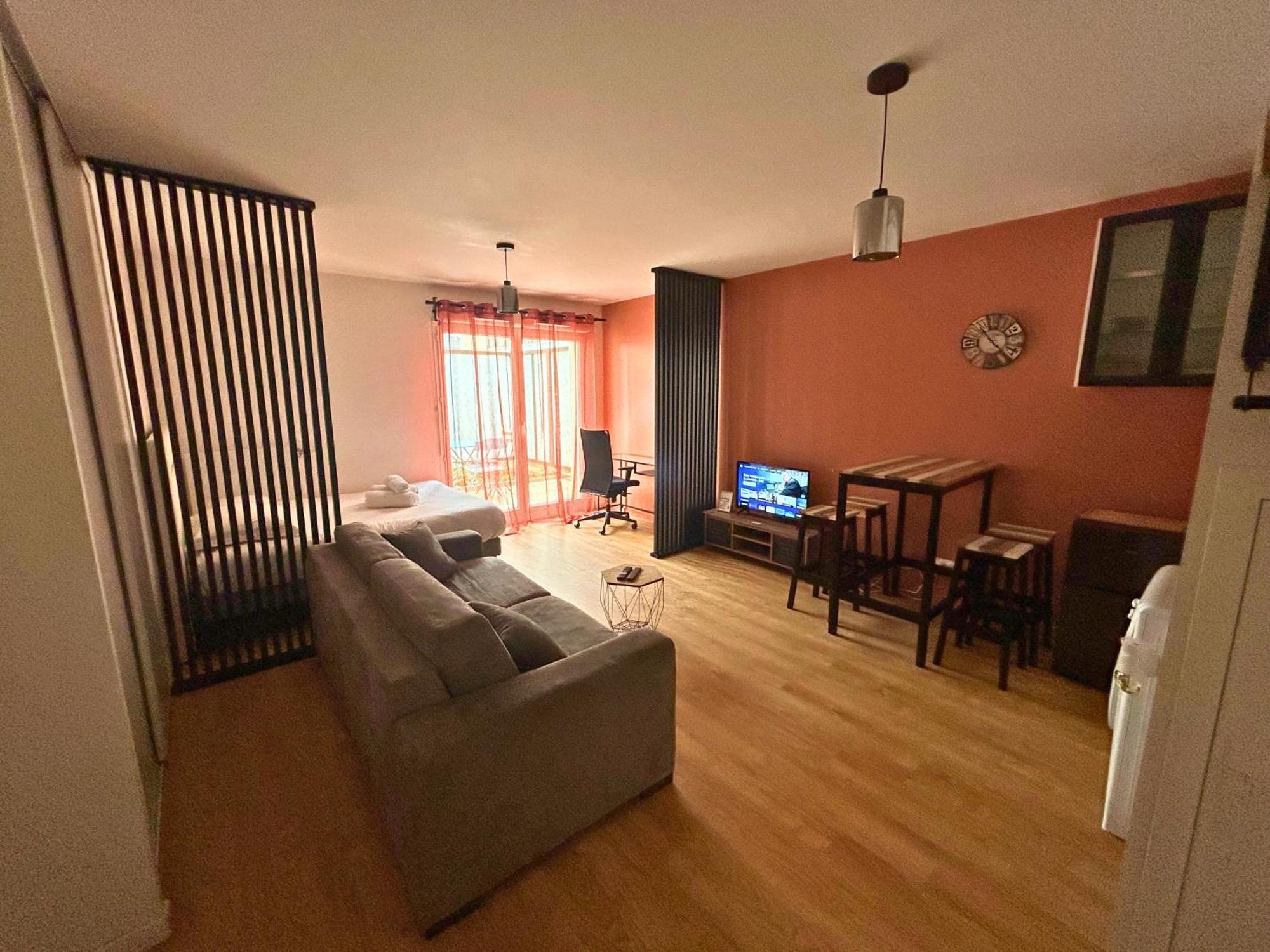Studio Spacieux 4 Personnes Avec Terrasse Privee & Bureau - Gare A 4Min, Paris En 30Min Villiers sur Marne Bagian luar foto